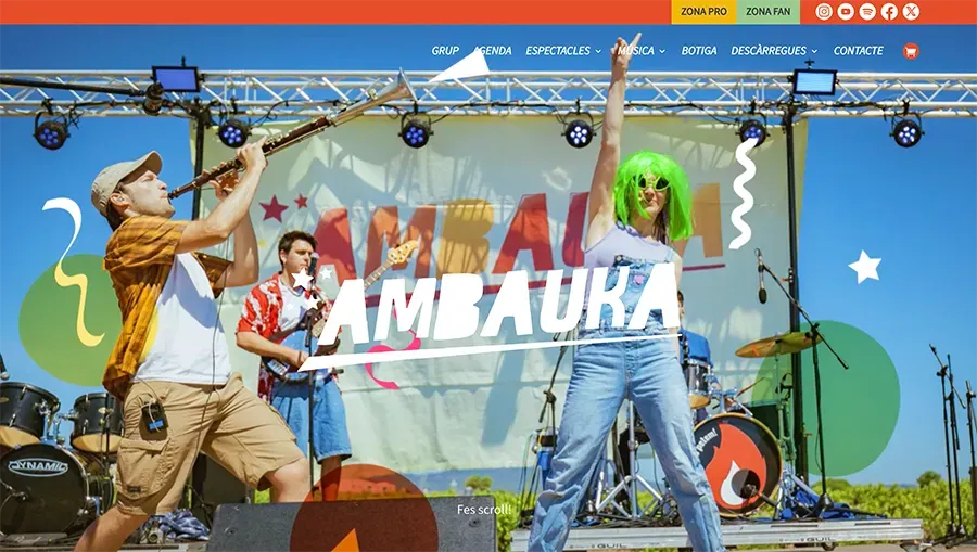 Sitio web de Ambauka: portada con fotografía y tipografías animadas.